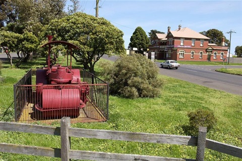 Noorat-Hotel-and-old-engine.jpg